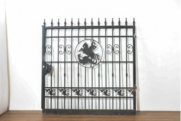 イギリスヴィンテージ建具　ロートアイアン　聖ゲオルギオスと竜を象った装飾が印象的なゲート1枚　(R-091339)