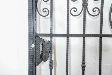 イギリスヴィンテージ建具　ロートアイアン　聖ゲオルギオスと竜を象った装飾が印象的なゲート1枚　(R-091339)