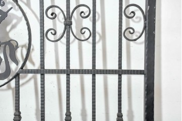 イギリスヴィンテージ建具　ロートアイアン　聖ゲオルギオスと竜を象った装飾が印象的なゲート1枚　(R-091339)