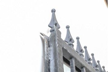 イギリスヴィンテージ建具　ロートアイアン　聖ゲオルギオスと竜を象った装飾が印象的なゲート1枚　(R-091339)