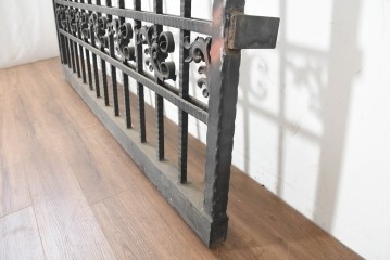 イギリスヴィンテージ建具　ロートアイアン　聖ゲオルギオスと竜を象った装飾が印象的なゲート1枚　(R-091339)