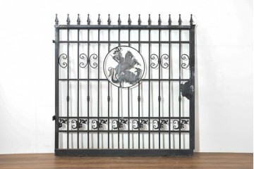イギリスヴィンテージ建具　ロートアイアン　聖ゲオルギオスと竜を象った装飾が印象的なゲート1枚　(R-091339)