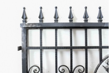 イギリスヴィンテージ建具　ロートアイアン　聖ゲオルギオスと竜を象った装飾が印象的なゲート1枚　(R-091339)