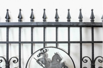 イギリスヴィンテージ建具　ロートアイアン　聖ゲオルギオスと竜を象った装飾が印象的なゲート1枚　(R-091339)