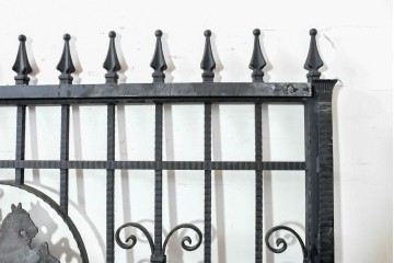 イギリスヴィンテージ建具　ロートアイアン　聖ゲオルギオスと竜を象った装飾が印象的なゲート1枚　(R-091339)