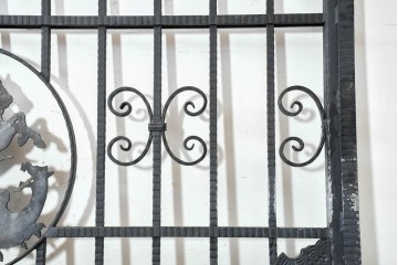 イギリスヴィンテージ建具　ロートアイアン　聖ゲオルギオスと竜を象った装飾が印象的なゲート1枚　(R-091339)