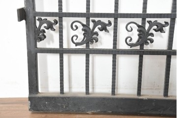 イギリスヴィンテージ建具　ロートアイアン　聖ゲオルギオスと竜を象った装飾が印象的なゲート1枚　(R-091339)