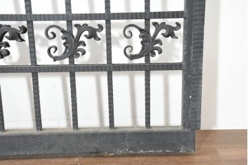 イギリスヴィンテージ建具　ロートアイアン　聖ゲオルギオスと竜を象った装飾が印象的なゲート1枚　(R-091339)