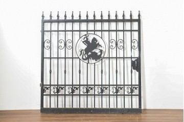 イギリスヴィンテージ建具　ロートアイアン　聖ゲオルギオスと竜を象った装飾が印象的なゲート1枚　(R-091340)
