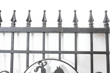 イギリスヴィンテージ建具　ロートアイアン　聖ゲオルギオスと竜を象った装飾が印象的なゲート1枚　(R-091340)