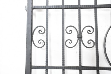 イギリスヴィンテージ建具　ロートアイアン　聖ゲオルギオスと竜を象った装飾が印象的なゲート1枚　(R-091340)