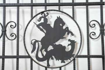 イギリスヴィンテージ建具　ロートアイアン　聖ゲオルギオスと竜を象った装飾が印象的なゲート1枚　(R-091340)
