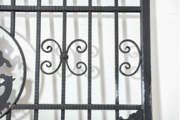 イギリスヴィンテージ建具　ロートアイアン　聖ゲオルギオスと竜を象った装飾が印象的なゲート1枚　(R-091340)