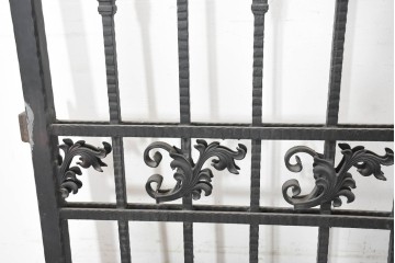 イギリスヴィンテージ建具　ロートアイアン　聖ゲオルギオスと竜を象った装飾が印象的なゲート1枚　(R-091340)
