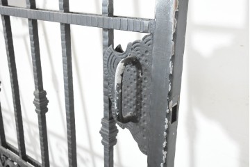 イギリスヴィンテージ建具　ロートアイアン　聖ゲオルギオスと竜を象った装飾が印象的なゲート1枚　(R-091340)
