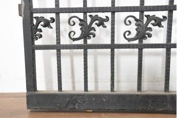 イギリスヴィンテージ建具　ロートアイアン　聖ゲオルギオスと竜を象った装飾が印象的なゲート1枚　(R-091340)