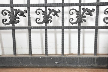 イギリスヴィンテージ建具　ロートアイアン　聖ゲオルギオスと竜を象った装飾が印象的なゲート1枚　(R-091340)