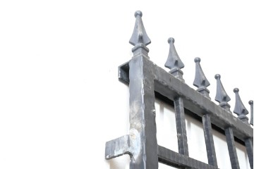 イギリスヴィンテージ建具　ロートアイアン　聖ゲオルギオスと竜を象った装飾が印象的なゲート1枚　(R-091340)