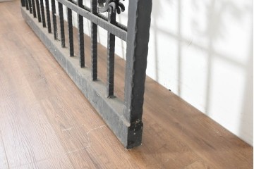 イギリスヴィンテージ建具　ロートアイアン　聖ゲオルギオスと竜を象った装飾が印象的なゲート1枚　(R-091340)