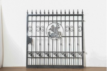 イギリスヴィンテージ建具　ロートアイアン　聖ゲオルギオスと竜を象った装飾が印象的なゲート1枚　(R-091340)