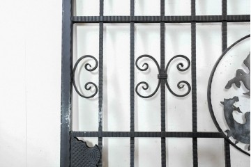 イギリスヴィンテージ建具　ロートアイアン　聖ゲオルギオスと竜を象った装飾が印象的なゲート1枚　(R-091340)
