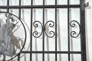 イギリスヴィンテージ建具　ロートアイアン　聖ゲオルギオスと竜を象った装飾が印象的なゲート1枚　(R-091340)