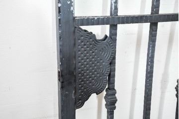 イギリスヴィンテージ建具　ロートアイアン　聖ゲオルギオスと竜を象った装飾が印象的なゲート1枚　(R-091340)
