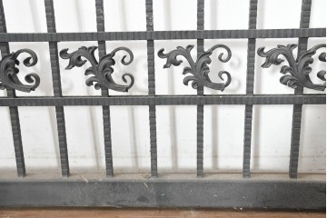 イギリスヴィンテージ建具　ロートアイアン　聖ゲオルギオスと竜を象った装飾が印象的なゲート1枚　(R-091340)