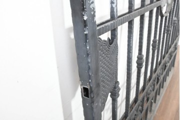 イギリスヴィンテージ建具　ロートアイアン　聖ゲオルギオスと竜を象った装飾が印象的なゲート1枚　(R-091340)