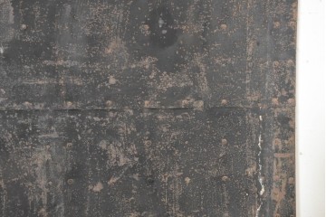アンティーク建具　明治から大正期　錆色をまとった重厚な鉄板張り蔵戸1枚　(R-091341)