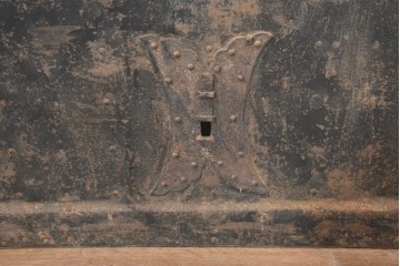 アンティーク建具　明治から大正期　錆色をまとった重厚な鉄板張り蔵戸1枚　(R-091341)