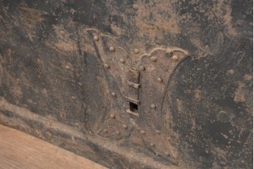 アンティーク建具　明治から大正期　錆色をまとった重厚な鉄板張り蔵戸1枚　(R-091341)