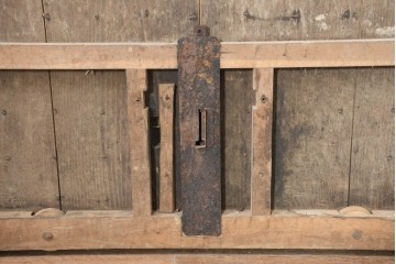 アンティーク建具　明治から大正期　錆色をまとった重厚な鉄板張り蔵戸1枚　(R-091341)