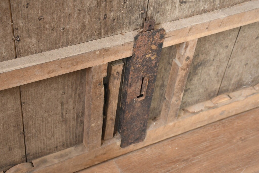 アンティーク建具　明治から大正期　錆色をまとった重厚な鉄板張り蔵戸1枚　(R-091341)