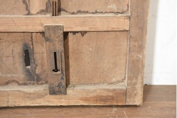 アンティーク建具　明治から大正期　総欅材　鋲と飾り金具が重厚感を引き立てる蔵戸1枚　(R-091342)