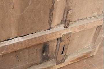 アンティーク建具　明治から大正期　総欅材　鋲と飾り金具が重厚感を引き立てる蔵戸1枚　(R-091342)