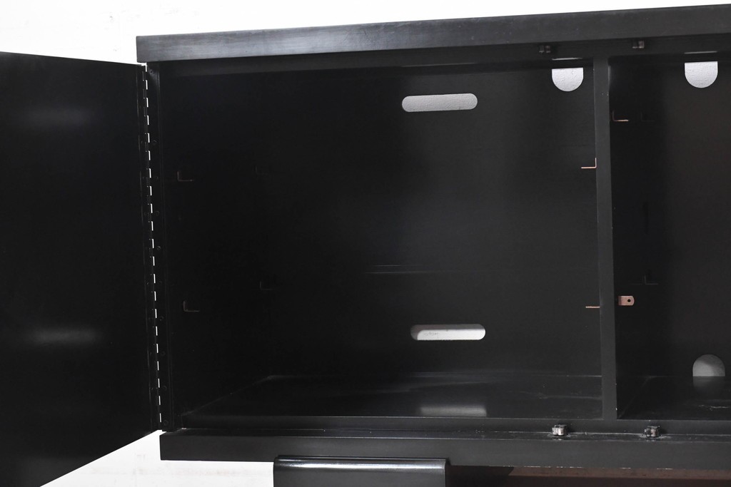中古　アメリカ最高級ブランド　CENTURY(センチュリー)　ブラックとゴールドカラーの組み合わせがスタイリッシュなサイドボード　定価約110万円　(R-091344)