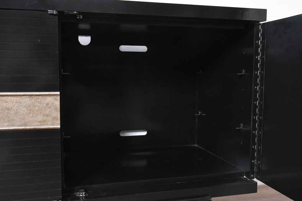中古　アメリカ最高級ブランド　CENTURY(センチュリー)　ブラックとゴールドカラーの組み合わせがスタイリッシュなサイドボード　定価約110万円　(R-091344)