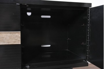 中古　アメリカ最高級ブランド　CENTURY(センチュリー)　ブラックとゴールドカラーの組み合わせがスタイリッシュなサイドボード　定価約110万円　(R-091344)