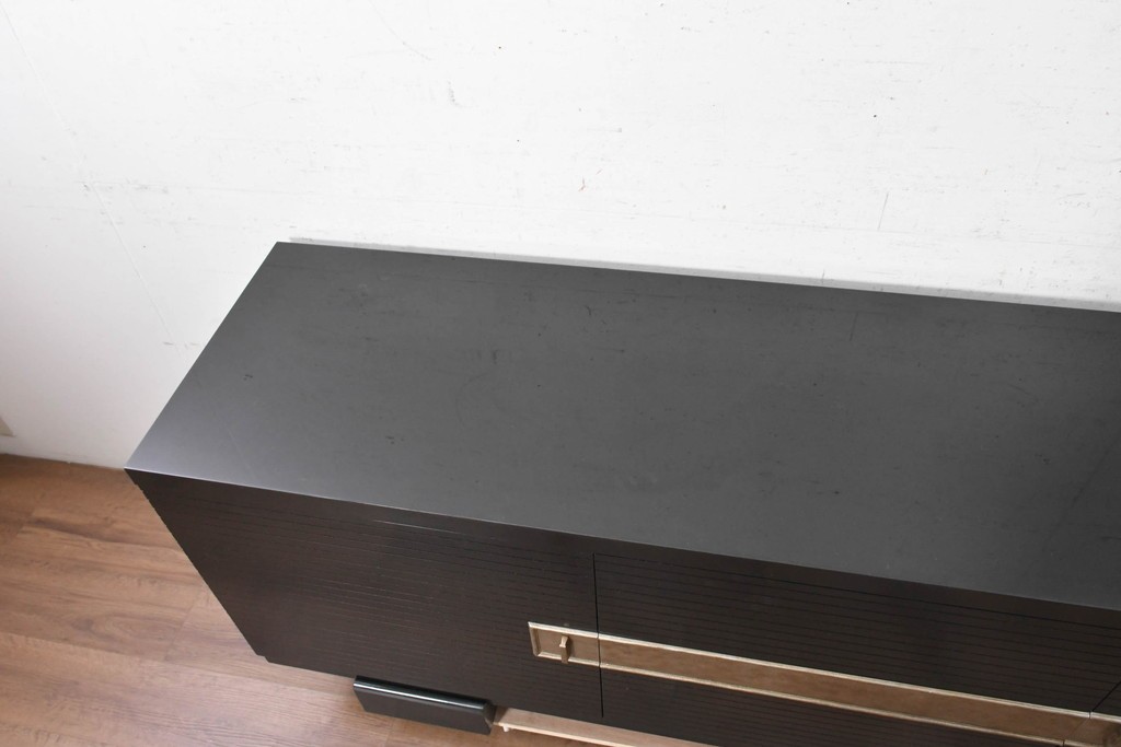 中古　アメリカ最高級ブランド　CENTURY(センチュリー)　ブラックとゴールドカラーの組み合わせがスタイリッシュなサイドボード　定価約110万円　(R-091344)
