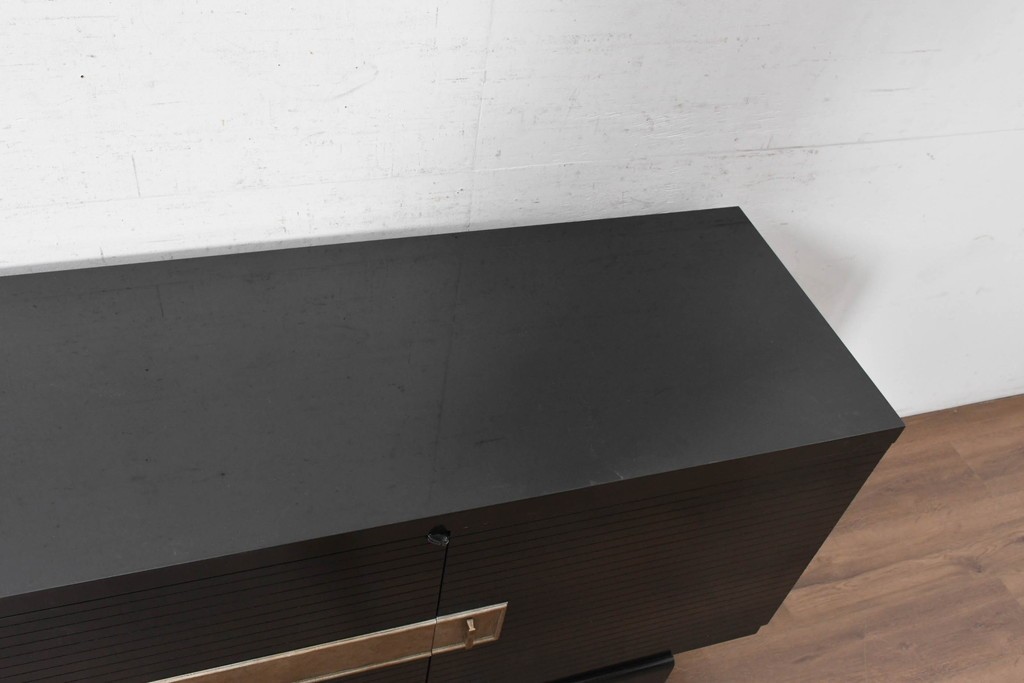 中古　アメリカ最高級ブランド　CENTURY(センチュリー)　ブラックとゴールドカラーの組み合わせがスタイリッシュなサイドボード　定価約110万円　(R-091344)