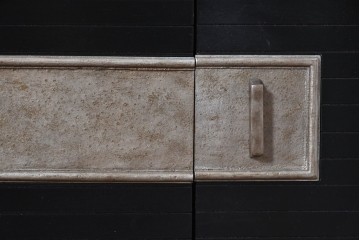 中古　アメリカ最高級ブランド　CENTURY(センチュリー)　ブラックとゴールドカラーの組み合わせがスタイリッシュなサイドボード　定価約110万円　(R-091344)