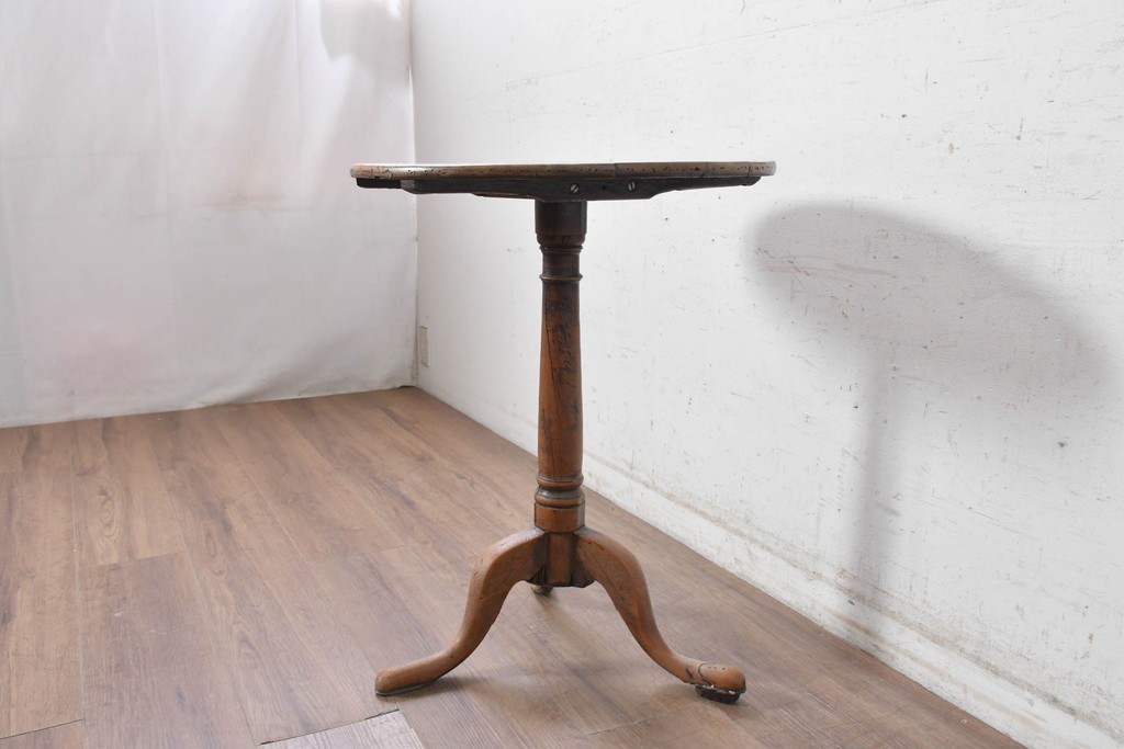 【簡易リペア限定品】　イギリスアンティーク　1900年頃　オーク材　曲線を描く三本脚が印象的なラウンドテーブル　(R-091348)