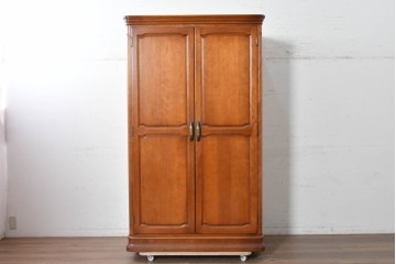 中古　美品　横浜クラシック家具ダニエル(Daniel)　Etranger(エトランジェ)　木の温もりを感じるクラシカルなワードローブ　(R-091349)