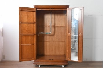 中古　美品　横浜クラシック家具ダニエル(Daniel)　Etranger(エトランジェ)　木の温もりを感じるクラシカルなワードローブ　(R-091349)