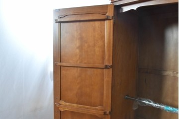中古　美品　横浜クラシック家具ダニエル(Daniel)　Etranger(エトランジェ)　木の温もりを感じるクラシカルなワードローブ　(R-091349)