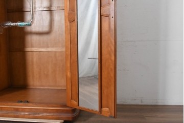 中古　美品　横浜クラシック家具ダニエル(Daniel)　Etranger(エトランジェ)　木の温もりを感じるクラシカルなワードローブ　(R-091349)