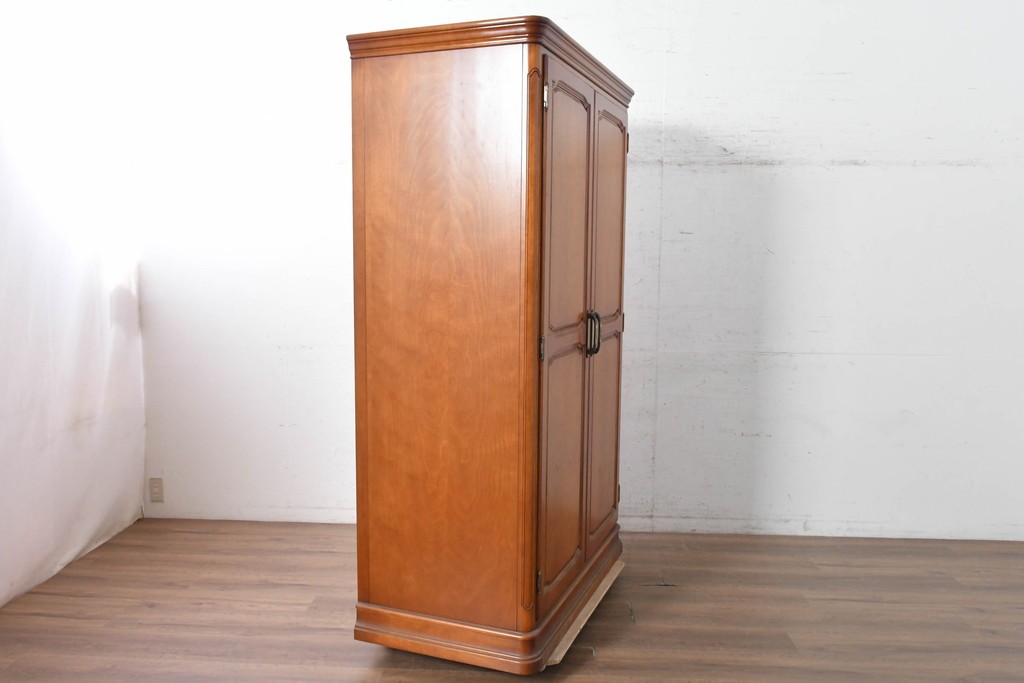 中古　美品　横浜クラシック家具ダニエル(Daniel)　Etranger(エトランジェ)　木の温もりを感じるクラシカルなワードローブ　(R-091349)