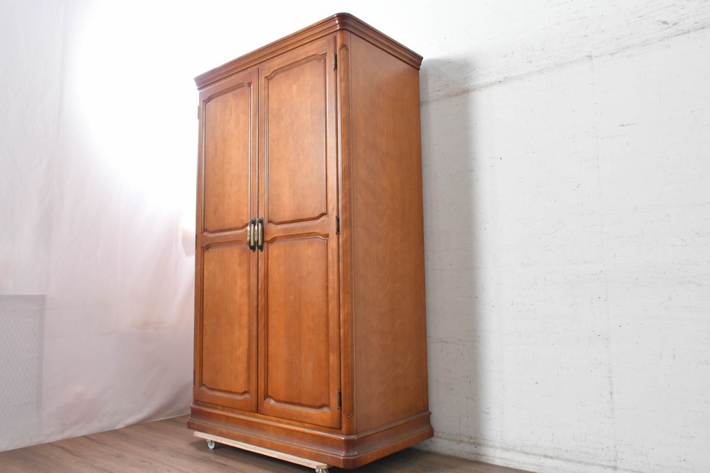 中古　美品　横浜クラシック家具ダニエル(Daniel)　Etranger(エトランジェ)　木の温もりを感じるクラシカルなワードローブ　(R-091349)