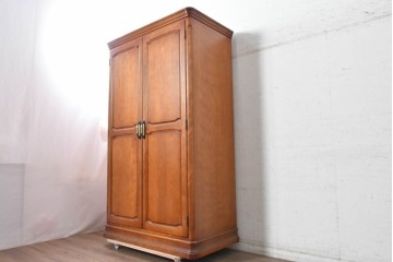 中古　美品　横浜クラシック家具ダニエル(Daniel)　Etranger(エトランジェ)　木の温もりを感じるクラシカルなワードローブ　(R-091349)